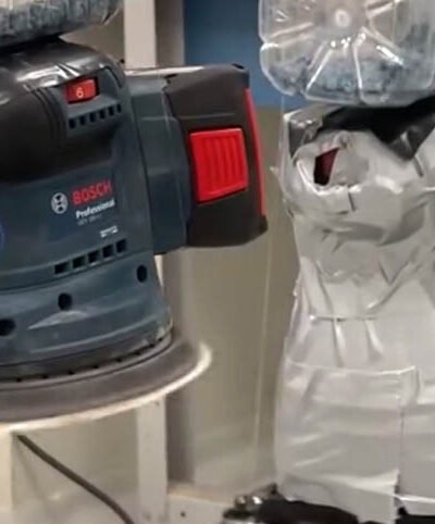 Lixadeira roto-orbital à bateria Bosch GEX 185-LI em ação